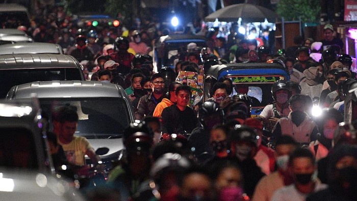 KEMACETAN SAAT MALAM IDUL FITRI DI JAKARTA Pengendara terjebak kemacetan saat malam Idul Fitri 1 Syawal 1441 H di kawasan Kemayoran, Jakarta Pusat, Sabtu (23/5/2020). Meski Provinsi DKI Jakarta masih dalam masa Pembatasan Sosial Berskala Besar (PSBB), namun saat malam Idul Fitri 1441 H sejumlah jalan di Ibu Kota masih ramai oleh kerumunan warga hingga menimbulkan kemacetan. ANTARA FOTO/Sigid Kurniawan/wsj.