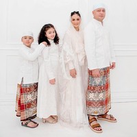 Sementara itu, Krisdayanti Lemos dan keluarga memilih seragam Lebaran serba putih dengan sentuhan kain etnik. (Foto: Instagram)