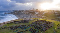 Beginilah penampakkan saat orang-orang berkumpul di taman kota campuran Yahudi Arab Jaffa, dekat Tel Aviv, Israel. AP/Oded Balilty