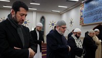 Begini potret salat Id yang digelar dengan segala keterbatasan baik dalam jemaah ataupun segala sesuatunya guna menekan laju penyebaran virus Corona. Sheik Khaled Zreika dan Sheikh Yahya Safi, Imam Masjid Lakemba berdoa dengan anggota masyarakat selama acara doa daring online langsung pada 24 Mei 2020 di Masjid Lakemba di Sydney, Australia. Getty Images/Lisa Maree Williams