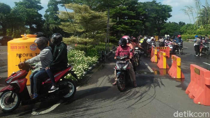 PSBB Surabaya Warga Sidoarjo dan Gresik yang hendak silaturahmi Lebaran pada sanak saudara di Surabaya harus gigit jari. Mereka diminta petugas PSBB untuk putar balik.