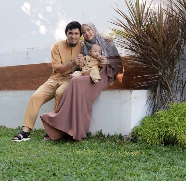 Keluarga Lindswell Kwok dan Achmad Hulaefi mengandalkan seragam Lebaran bernuansa coklat. (Foto: Instagram)