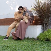 Keluarga Lindswell Kwok dan Achmad Hulaefi mengandalkan seragam Lebaran bernuansa coklat. (Foto: Instagram)