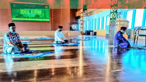 Letjen Doni Monardo beserta jajaran Salat Id di Kantor BNPB