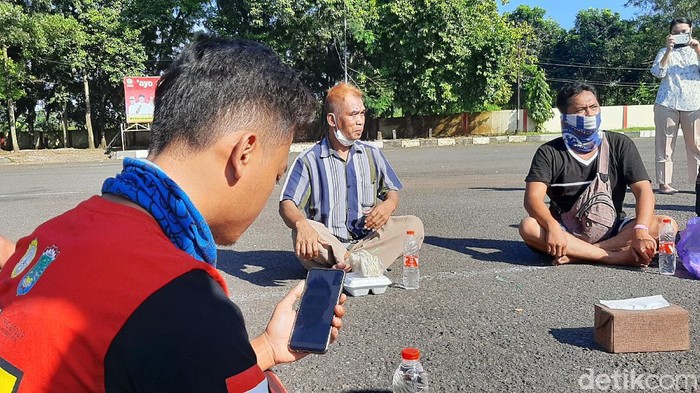 Suasana Lebaran para pemudik yang dikarantina di GOR Satria Purwokerto