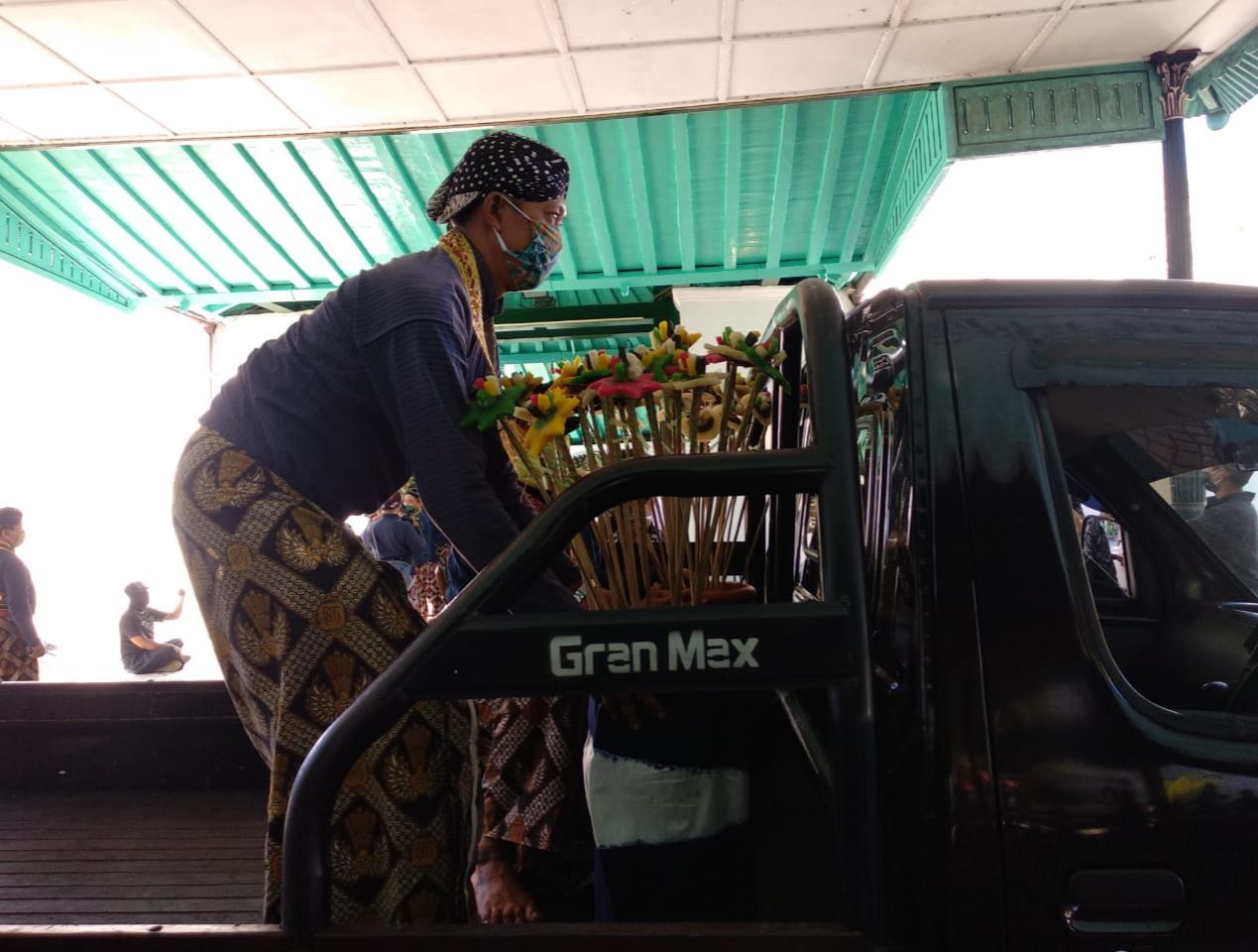 Keraton Yogyakarta bagikan ubarampe gunungan