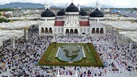 Inilah potret ribuan orang yang tetap menggelar salat id di masjid Baiturahman, Aceh. Jutaan orang di negara Muslim terbesar di dunia ini harus merayakan perayaan hari Raya Idul Fitri yang diredam karena kondisi pandemi Corona. AP/Heri Juanda