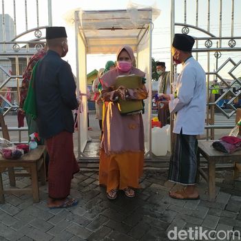 Masjid Besar Al-Fudhola di Kecamatan Porong Sidoarjo menggelar salat Idul Fitri di tengah pandemi Corona/
