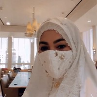 Syahrini tentunya memakai mukena keluaran brand sendiri. Berdasarkan informasi yang disampaikan akun @fatimahsyahrini, mukena yang dihiasi logo dari emas 24 karat dan kristal Swarovski itu dijual satu set. Jadi saat membeli mukena mewah itu, konsumen bisa mendapatkan sajadah, tas mukena dan masker. (Foto: Instagram)