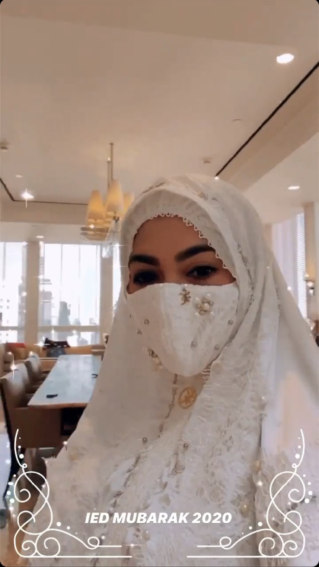 Syahrini tentunya memakai mukena keluaran brand sendiri. Berdasarkan informasi yang disampaikan akun @fatimahsyahrini, mukena yang dihiasi logo dari emas 24 karat dan kristal Swarovski itu dijual satu set. Jadi saat membeli mukena mewah itu, konsumen bisa mendapatkan sajadah, tas mukena dan masker. (Foto: Instagram)