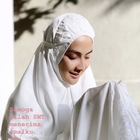 Maudy Kusnaedi memulai hari kemenangan dengan mukena berwarna putih. (Foto: Instagram)