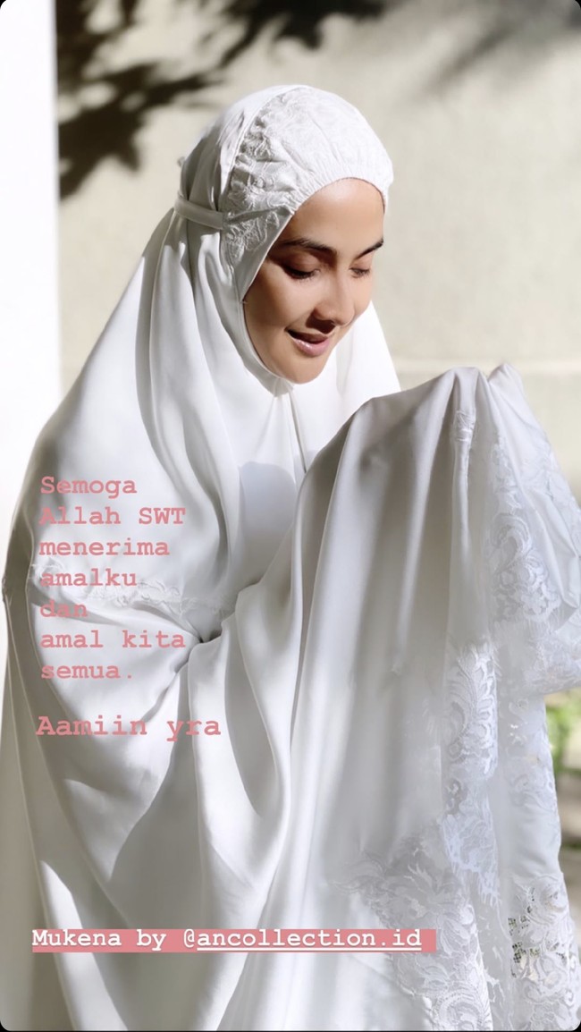 Maudy Kusnaedi memulai hari kemenangan dengan mukena berwarna putih. (Foto: Instagram)