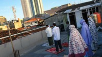 Warga memilih melaksanakan salat Id berjamaah di rumah guna mengantisipasi penyebaran virus Corona. ANTARA FOTO/M Risyal Hidayat.
