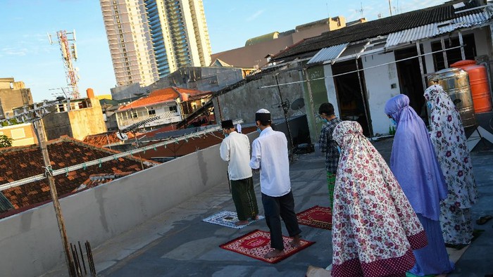 Pemerintah bersama MUI mengimbau masyarakat untuk melaksanakan salat Idul Fitri di rumah. Hal itu dilakukan guna cegah penyebaran virus Corona.