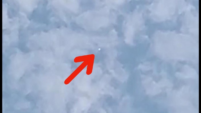 Penampakan benda misterius di langit Solo siang ini Penampakan benda misterius di langit Solo siang ini