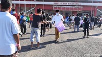 Selain bersilaturahmi dan memberikan semangat, Husein juga mengajak para perantau yang dikarantina makan opor bersama. 