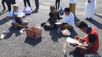 Guna mengobati rasa rindu berlebaran bersama keluarga, Bupati Banyumas pun mengajak para pemudik yang dikarantina di GOR Satria Purwokerto untuk makan opor bersama.