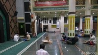 Takbiran juga dilakukan di Masjid Agung Ciamis. Meski dipastikan tak menggelar salat Id di pagi harinya, namun takbiran masih dilakukan oleh para jemaah.