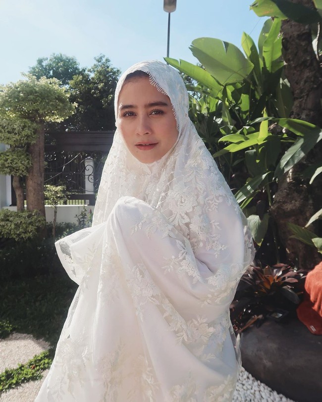 Prilly Latuconsia juga salat ied dalam balutan mukena berwarna putih. Aura cantiknya terpancar maksimal. (Foto: Instagram)