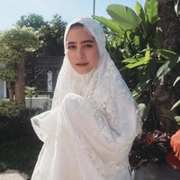 Prilly Latuconsia juga salat ied dalam balutan mukena berwarna putih. Aura cantiknya terpancar maksimal. (Foto: Instagram)
