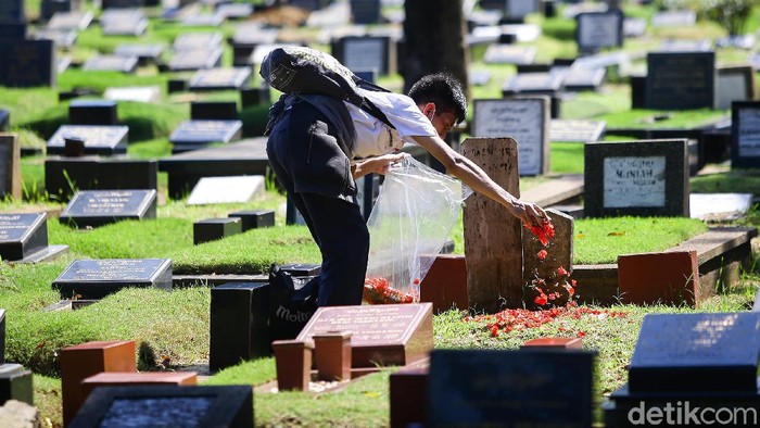 Berziarah ke makam anggota keluarga jadi tradisi yang kerap dilakukan di momen-momen Lebaran. Kawasan TPU Tanah Kusir pun tampak ramai didatangi para peziarah.