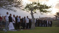 Usai menggelar salat Id, Umat muslim berkumpul untuk sekadar bersilaturahmi dan sebagai tanda mengakhiri bulan suci Ramadhan. AP/Oded Balilty