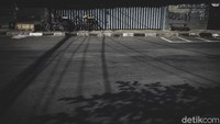 Kini kawasan pertokoan Pinangsia yang tampak sepi dari aktivitas warga. Penerapan PSBB guna mencegah penyebaran virus Corona membuat sejumlah toko di kawasan itu tutup.