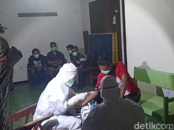 Tujuh warga Madiun diamankan Satpol PP dini hari tadi. Mereka pesta miras di Desa Sambirejo, Kecamatan Jiwan.