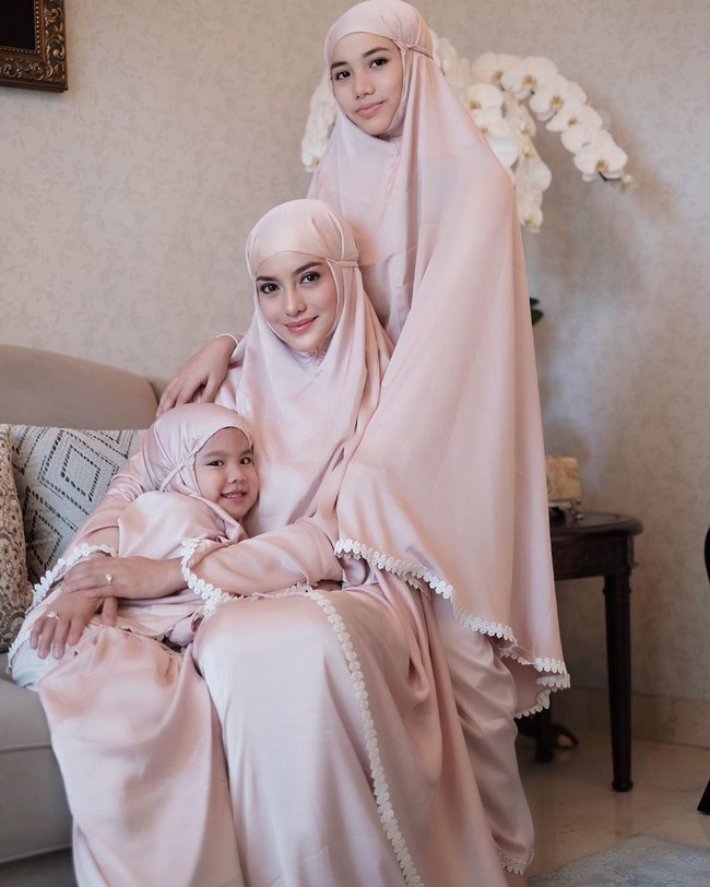 Mukena berwarna serupa menjadi andalan Ririn Ekawati dan dua putrinya. Bahan yang berkilauan meninggalkan kesan mewah. (Foto: Instagram)