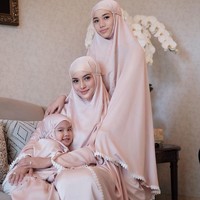 Mukena berwarna serupa menjadi andalan Ririn Ekawati dan dua putrinya. Bahan yang berkilauan meninggalkan kesan mewah. (Foto: Instagram)