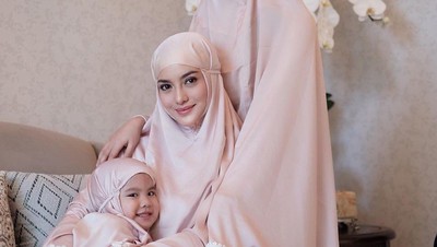 Foto: Pesona Kecantikan Artis Bermukena saat Salat Ied, Bikin Adem