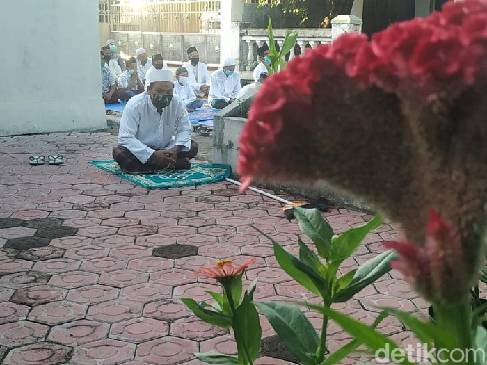 Dusun Semampir, Desa Sidorejo, Kecamatan Krian, Sidoarjo masuk zona merah Corona. Sehingga warganya diimbau tidak menunaikan salat Id di masjid atau lapangan.