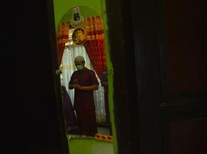 Cegah  Corona, Warga Salat Idul Fitri di Rumah