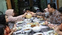 Foto: Anies juga membagikan momen saat makan bersama keluarga saat Lebaran. Terlihat ada ketupat, rendang, lengkap dengan emping. (Dok Instagram Anies Baswedan).