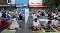 Dengan memakai masker dan menjaga jarak solat tersebut berlangsung dengan khidmat. 