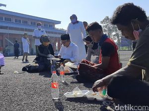 Bupati Banyumas Makan Opor Bareng Pemudik di Tempat Karantina