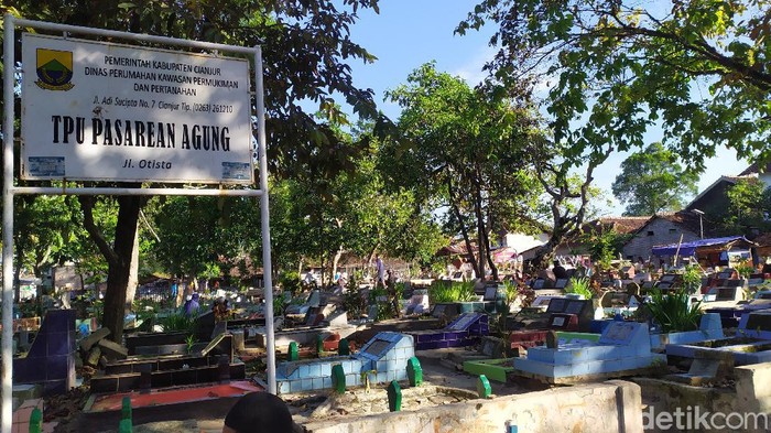Masyarakat Cianjur berziarah, namun Pemkab Cianjur menbatasi jumlahnya untuk mencegah kerumunan