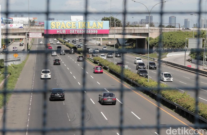 Hari Pertama Lebaran, Lalin di Tol Jakarta-Tangerang Ramai Lancar Pantauan arus lalu lintas di kawasan Tol Jakarta-Tangerang tampak ramai lancar di hari pertama Lebaran. Berikut potretnya.