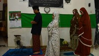 Warga di kawasan Keluarahan Gladak Anyar, Pamekasan, Jawa Timur juga tampak melaksanakan salat Idul Fitri 1441 H berjamaah di rumah bersama keluarga, Minggu (24/5/2020). ANTARA FOTO/Saiful Bahri.