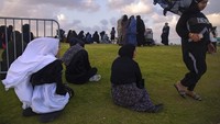 Meski di tengah pandemi Corona, umat muslim yang menggelar salat id berjemaah itu juga tetap harus melaksanakan protokol kesehatan dengan mengenakan masker wajah dan menjaga jarak sosial. AP/Oded Balilty