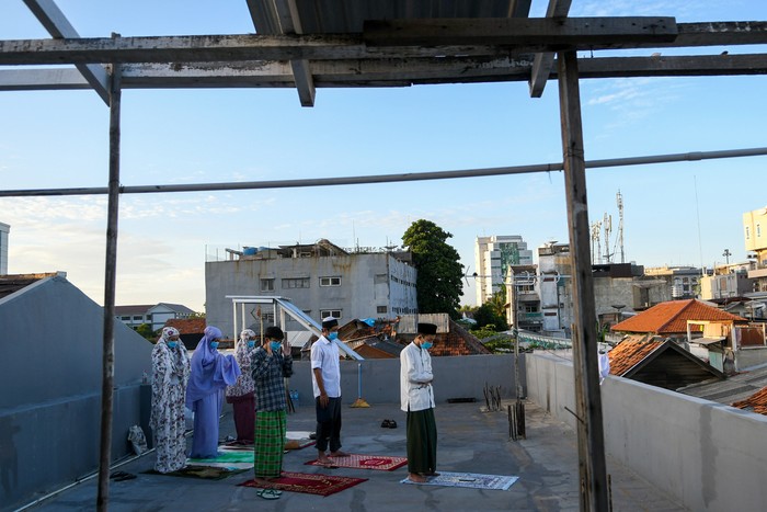 Pemerintah bersama MUI mengimbau masyarakat untuk melaksanakan salat Idul Fitri di rumah. Hal itu dilakukan guna cegah penyebaran virus Corona.