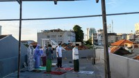 Sejumlah umat Islam melaksanakan salat Idul Fitri 1441 Hijriah di lantai atas indekos di kawasan Pasar Baru, Jakarta Pusat, Minggu (24/5/2020). ANTARA FOTO/M Risyal Hidayat.