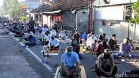 Pelaksanaan salat Id tersebut menerapkan protokol COVID-19 dan berlangsung singkat.
