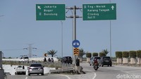 Sejumlah kendaraan tampak berlalu lalang melintasi tol tersebut.