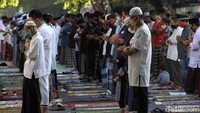 Gelaran salat Idul Fitri tetap dilaksanakan dengan tetap menerapkan protokol kesehatan guna mencegah penyebaran virus Corona. 