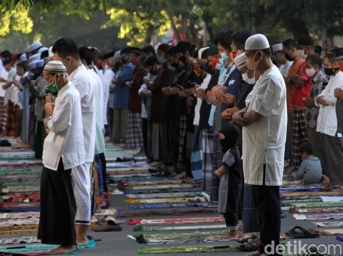 Umat Muslim di Solo gelar salat Id berjamaah di area Masjid Al Hikmah. Menariknya, masjid itu terletak berdampingan dengan Gereja Kristen Jawa Joyodiningratan.