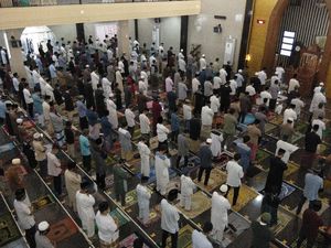 Bermasker-Jaga Jarak, Ratusan Warga Salat Id di Masjid Jamiul Ihsan Makassar