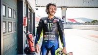 Senyum sumringah Rossi lama tak mencicipi aspal sirkuit balap. Foto: Instagram @valeyellow46