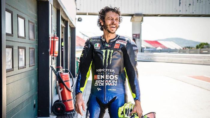 Valentino Rossi latihan menggunakan Yamaha R1 di Sirkuit Misano Valentino Rossi latihan menggunakan Yamaha R1 di Sirkuit Misano