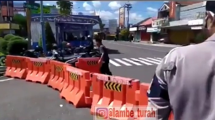 Tangkapan layar pria uring-uringan bongkar barikade jalan di Wonosobo
